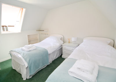 Twin bedroom with 2x single beds in 3 bed self catering cottage accommodation near winchester