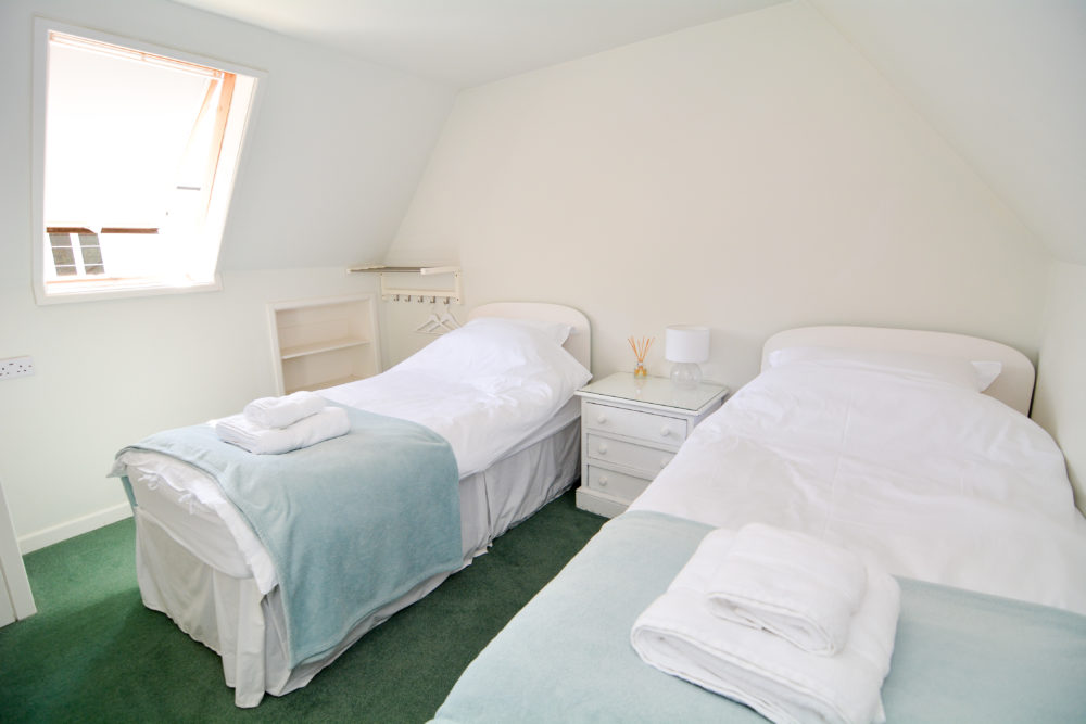 Twin bedroom with 2x single beds in 3 bed self catering cottage accommodation near winchester