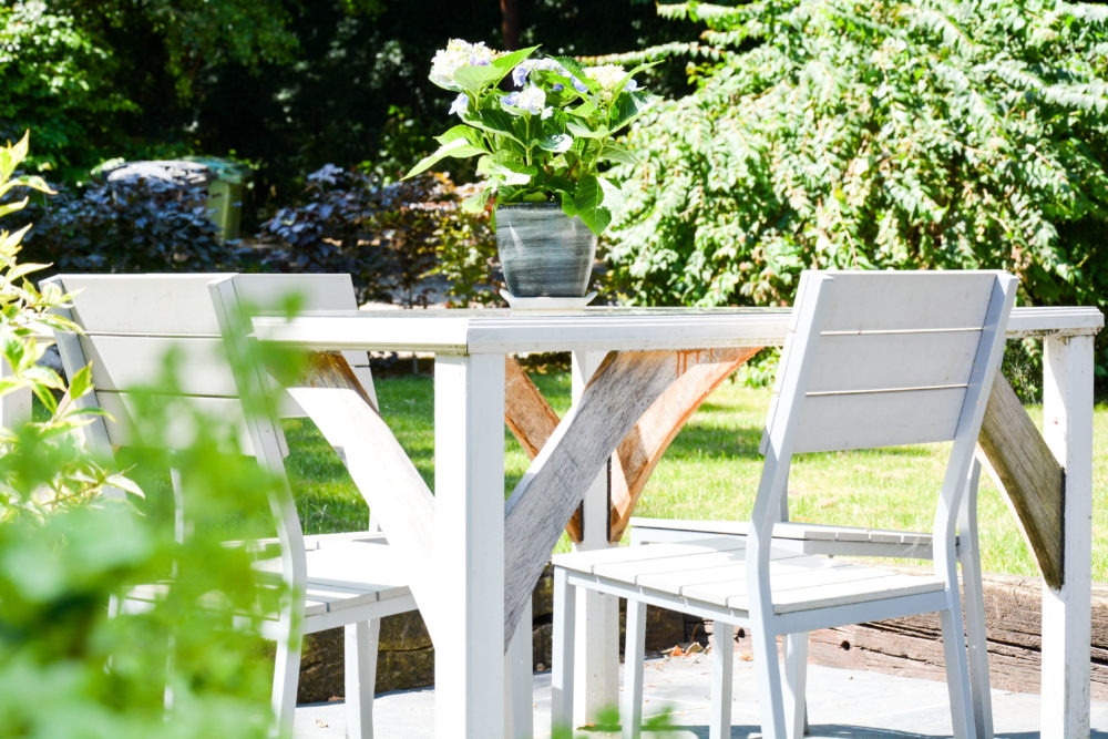 Outside table in garden of 3 bed self catering accommodation near winchester